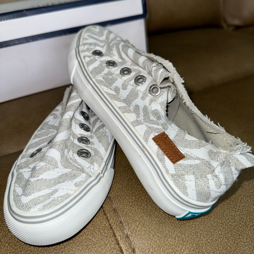 NEW Blowfish Malibu Low Top Slip On Gray/White Camo Shoes